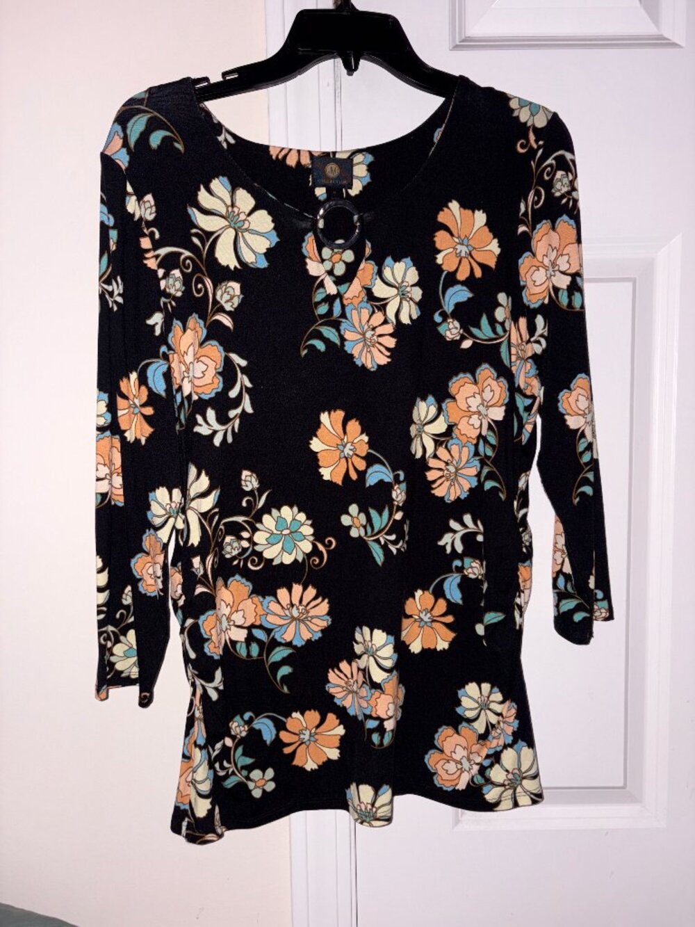 JM Collection blouse, floral pattern with Ring in the middle. Size medium